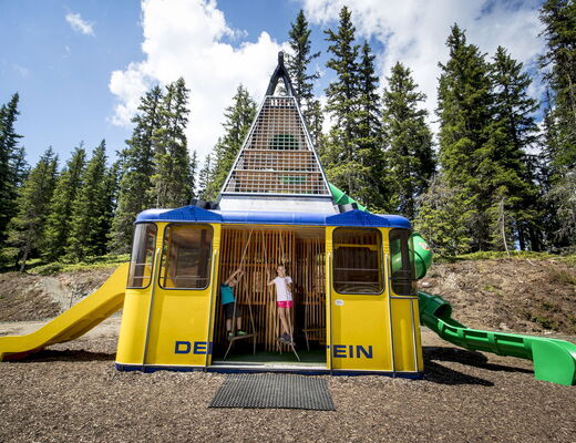 Kinder spielen am Spielplatz in einer Gondel