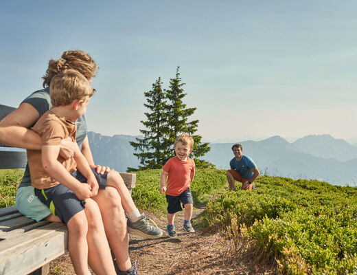 Familienwanderung mit Kinder auf der Planai