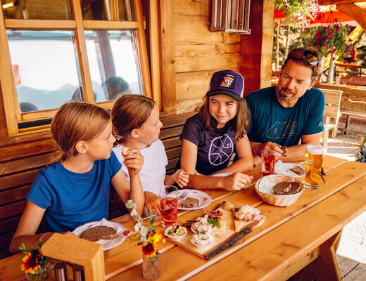 Köstliche Almjause beim Einkehr in eine Almhütte beim Familienurlaub im 4 Sterne Hotel Moser in Rohrmoos Schladming
