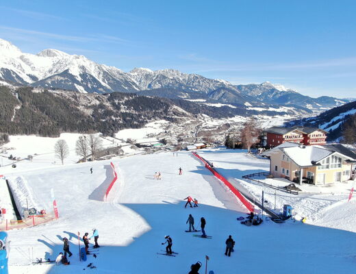 Blick vom Familienzimmer im 4 Sterne Hotel Moser in Rohrmoos Schladming auf die Kinderskischule direkt hinter dem Hotel