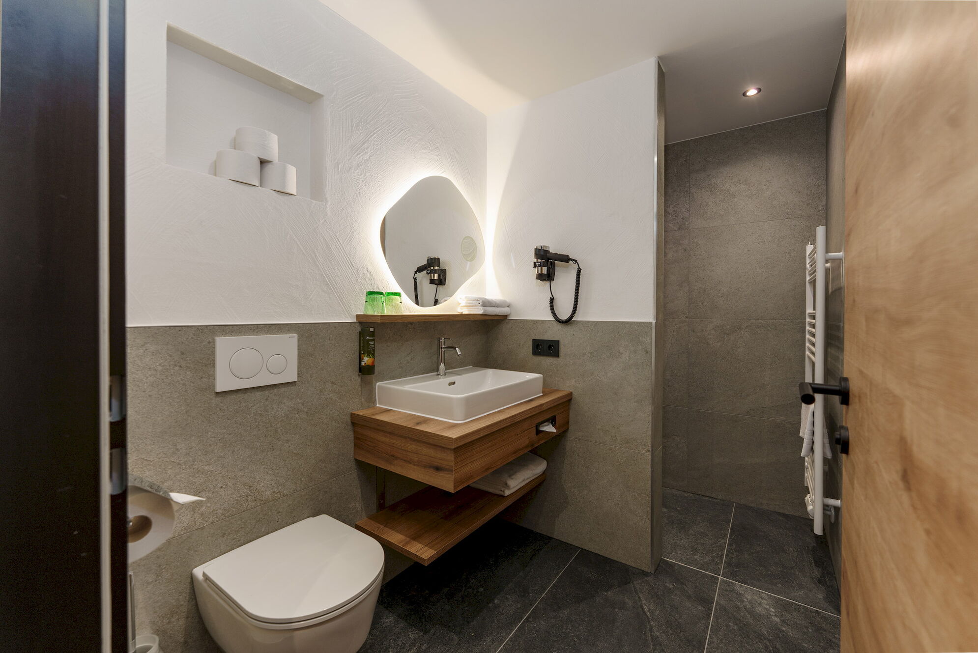 Badezimmer im Doppelzimmer Tauern im 4 Sterne Hotel Moser in Rohrmoos Schladming