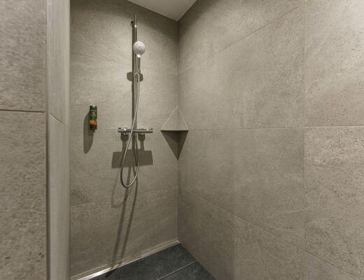 Moderne Dusche im Badezimmer