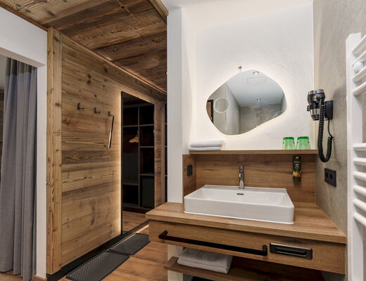 Badezimmer vom gemütlichen modernen Doppelzimmer Hochwurzen im 4 Sterne Hotel Moser in Rohrmoos Schladming