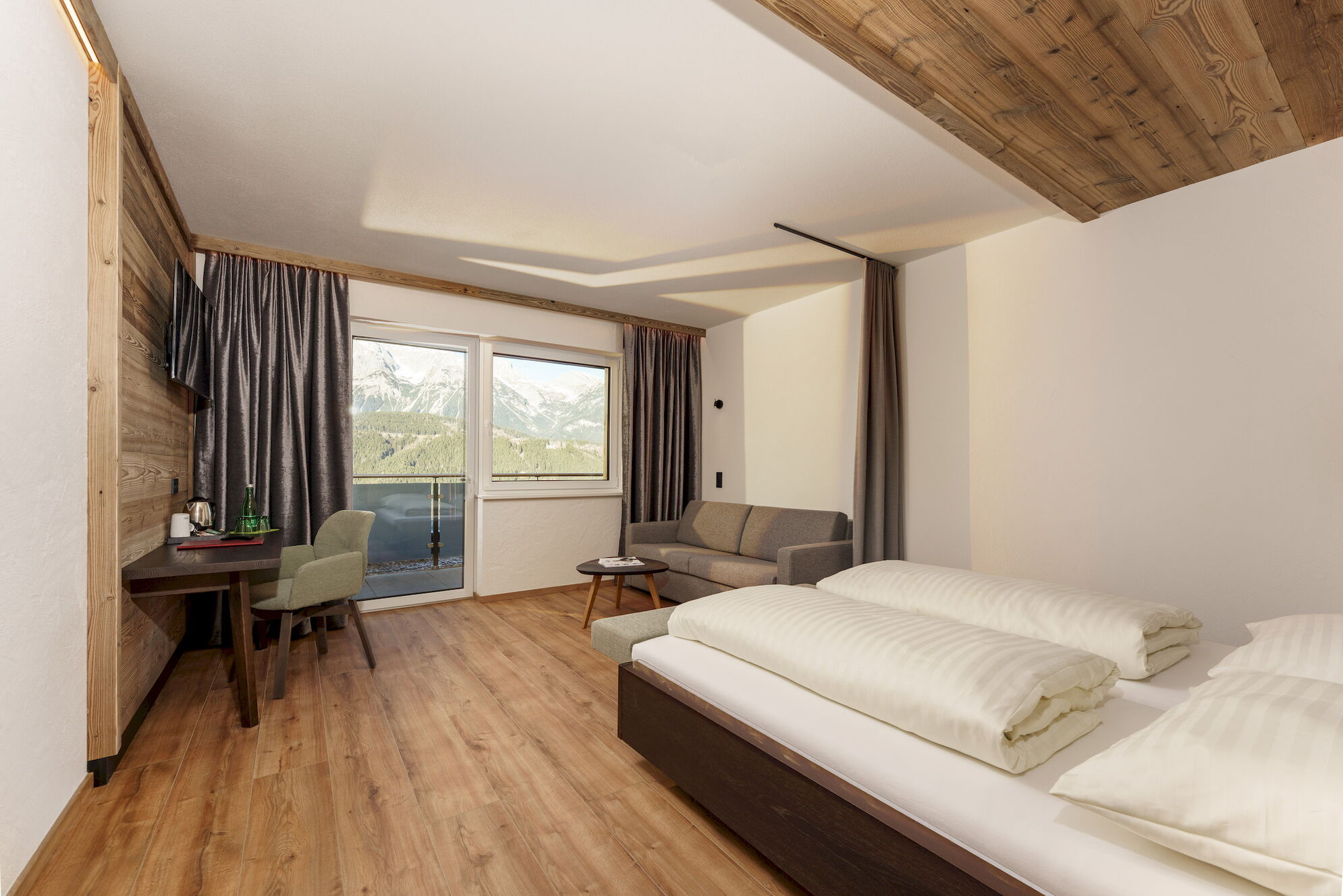 Doppelzimmer Hochwurzen mit Blick zum Balkon im 4-Sterne Hotel Moser in Rohrmoos Schladming
