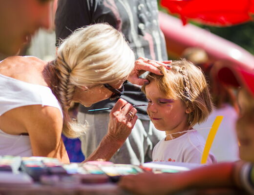 Kinderschminken beim Familienfest
