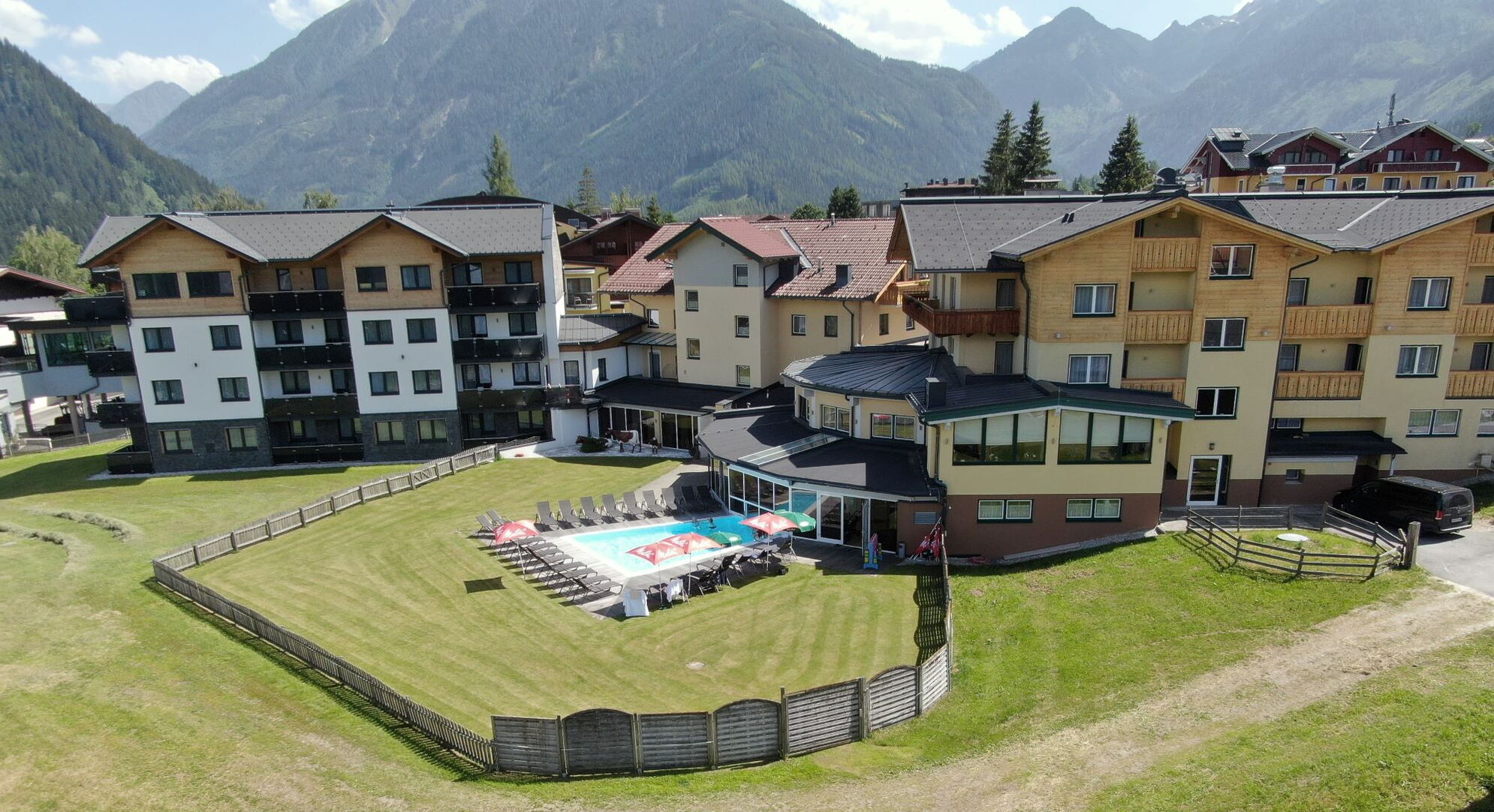 Rückseite mit Schwimmbad und großer Liegewiese vom neuen Appartementhaus und Hotel Moser in Rohrmoos Schladming