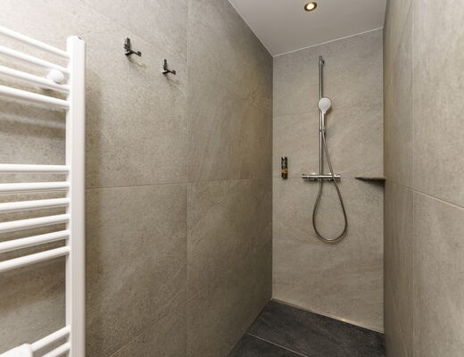 Badezimmer vom gemütlichen modernen Doppelzimmer Hochwurzen im 4 Sterne Hotel Moser in Rohrmoos Schladming