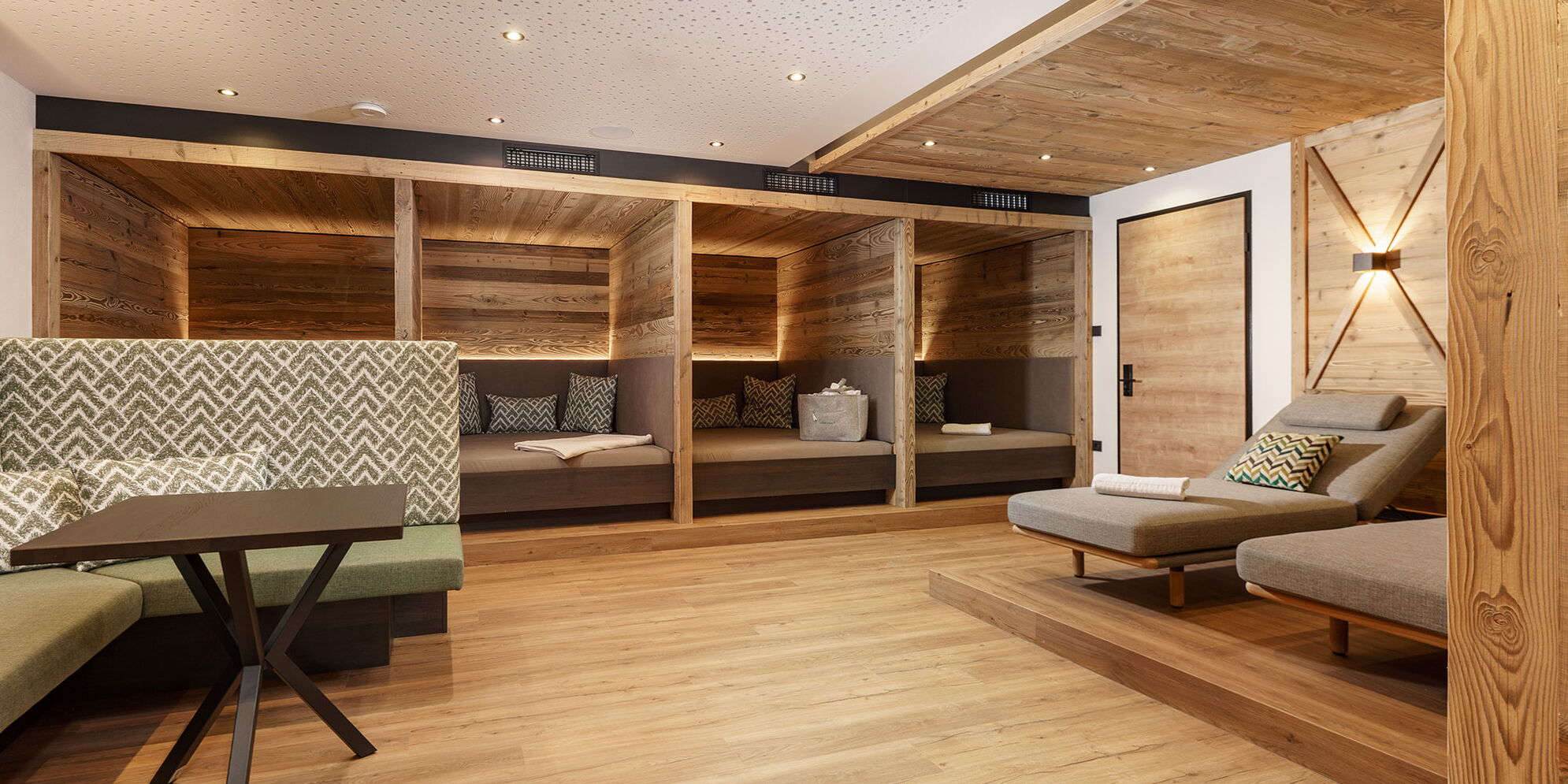 Gemütliche Spa-Liegen im Ruhebereich im 4 Sterne Hotel Moser in Rohrmoos Schladming