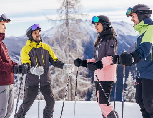 Gruppe von Skifahrern in der 4-Berge-Skischaukel mit direktem Pistenzugang vom 4 Sterne Hotel Moser in Rohrmoos Schladming