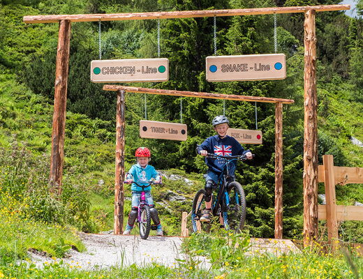 Fröhliche Kids am Bike-Park der Reiteralm