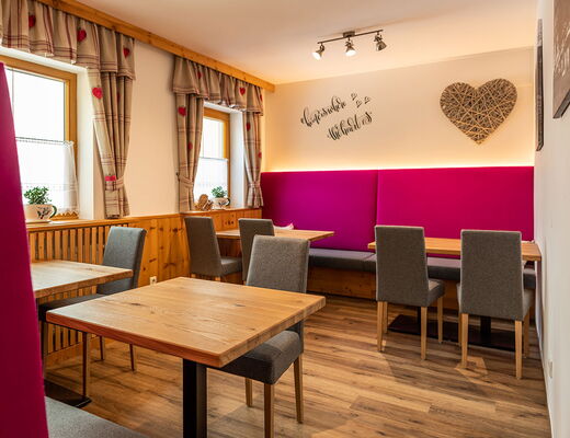 Gemütliches Stüberl mit liebevollem Dekor im Hotel Moser in Rohrmoos Schladming