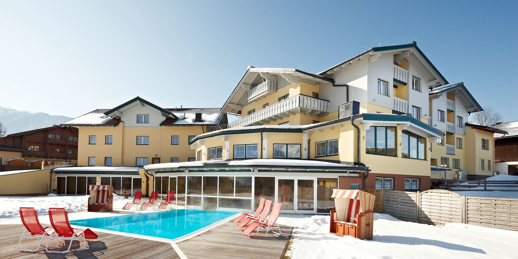 Der Outdoor-Pool mit dem Hotel im Hintergrund