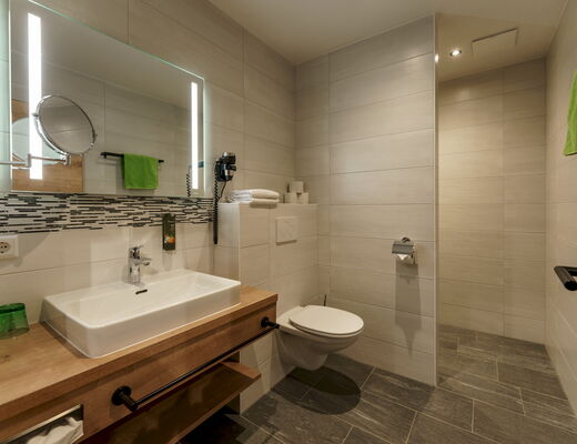 Badezimmer in einem Familienzimmer im 4 Sterne Hotel Moser in Rohrmoos Schladming