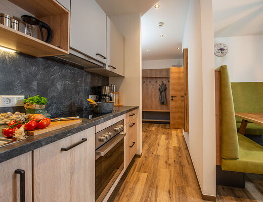 Küche mit Gang zu den Zimmern im Appartement A im Appartementhaus Moser in Rohrmoos Schladming