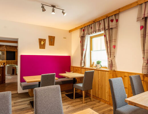 Gemütliches Stüberl neben der Rezeption im Hotel Moser in Rohrmoos Schladming mit Blick auf die Kinderskischule