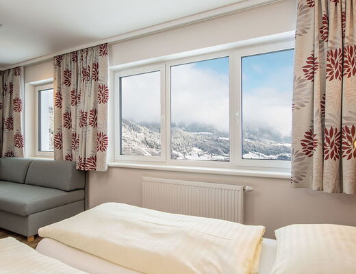 Genießen Sie die Aussicht vom Doppelzimmer in die Region Schladming-Dachstein im Appartementhaus Moser in Rohrmoos Schladming