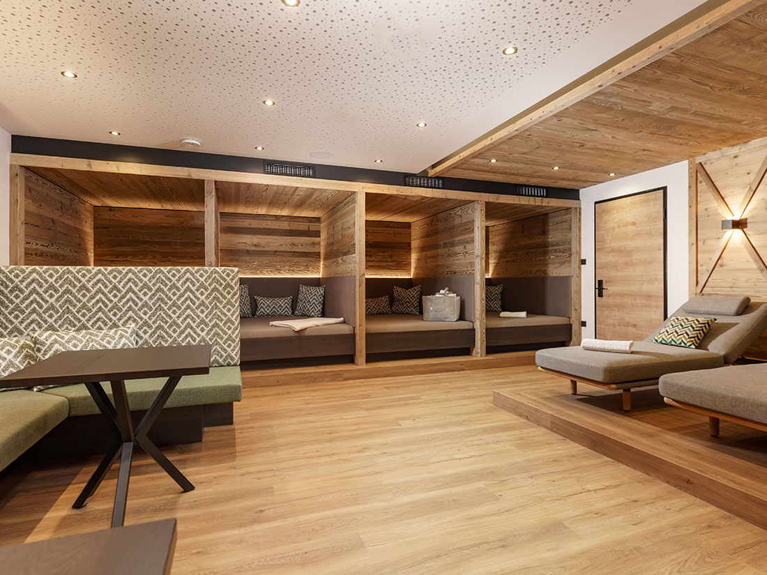 Gemütlicher Ruhebereich mit Spa-Liegen und Daybed-Nischen im 4 Sterne Hotel Moser in Rohrmoos Schladming
