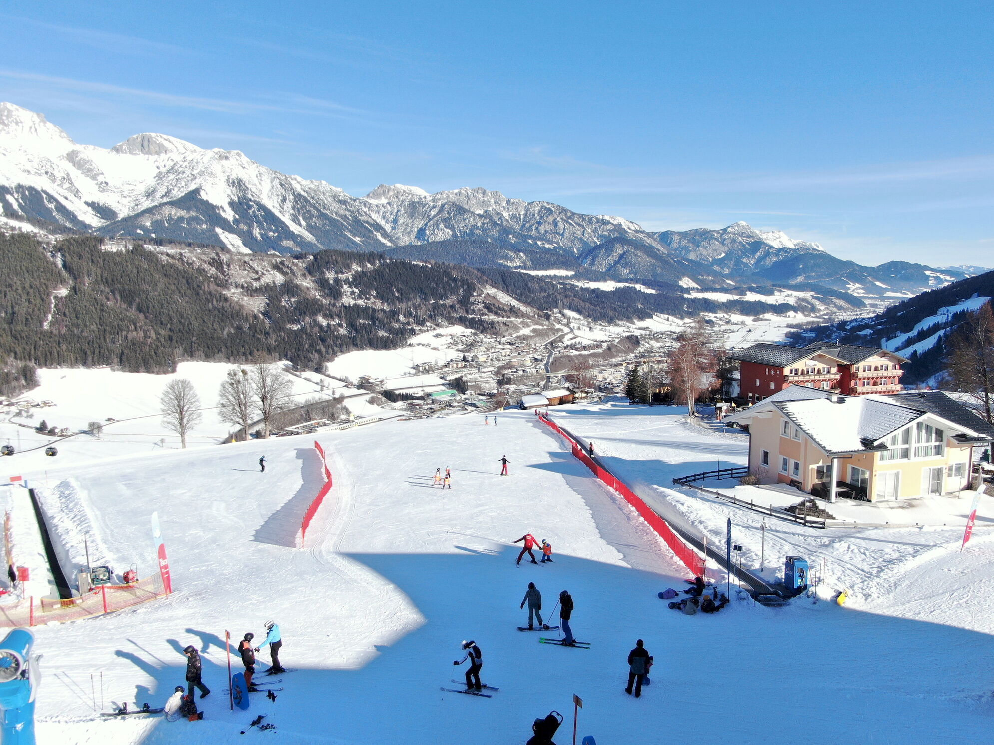 Blick vom Familienzimmer im 4 Sterne Hotel Moser in Rohrmoos Schladming auf die Kinderskischule direkt hinter dem Hotel