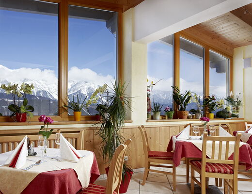 Wintergarten im Restaurant im Hotel-Mosermit Blick auf den schneebedeckten Dachstein