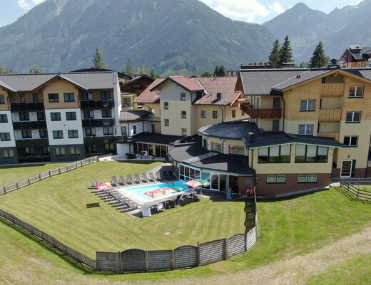 Rückseite mit Schwimmbad und großer Liegewiese vom neuen Appartementhaus und Hotel Moser in Rohrmoos Schladming
