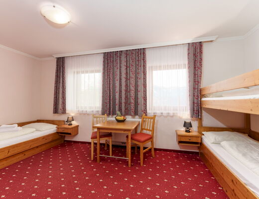 Gemütliches Familienzimmer im 4 Sterne Hotel Moser in Rohrmoos Schladming mit Stockbett und Einzelbett