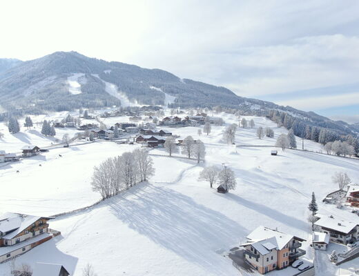 Direkt beim Hotel Moser die Skier anschnallen und auf die Skipiste der Hochwurzen in die 4-Berge-Skischaukel einsteigen