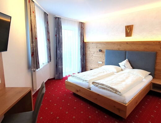 Familienzimmer mit Doppelbett im Hotel Moser in Schladming Rohrmoos