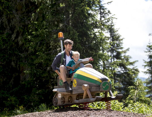 Spaß in einem Spielzeugauto auf dem Spielplatz auf der Planai