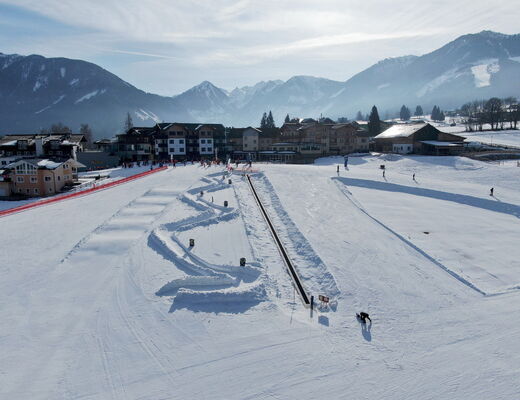 Blick auf die Kinderskischule mit dem Zauberteppich direkt hinter dem 4 Sterne Hotel Moser in Rohrmoos Schladming