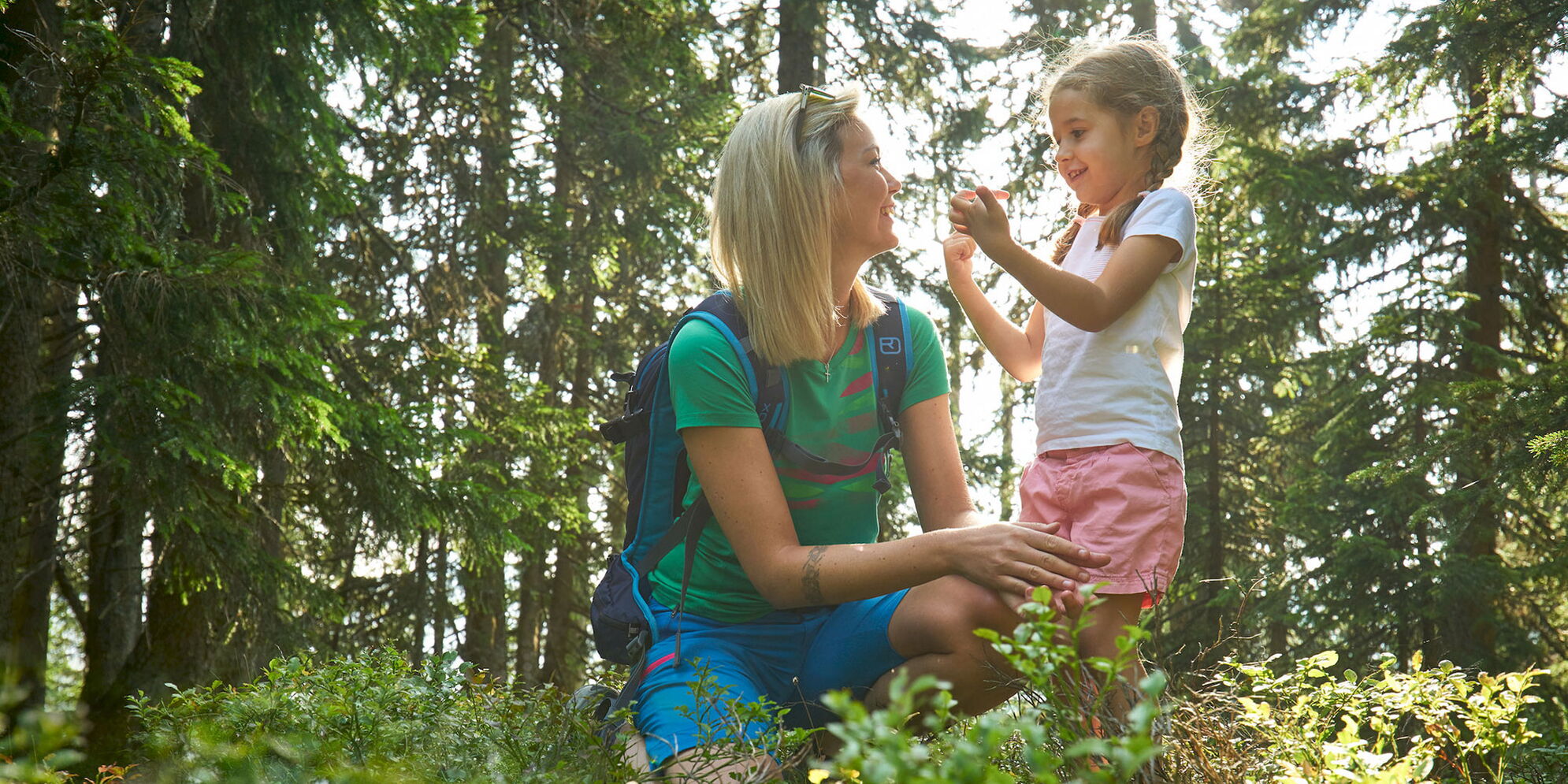 Familienwanderung mit Kinder im Wald beim Sommerurlaub im 4 Sterne Hotel Moser in Rohrmoos Schladming