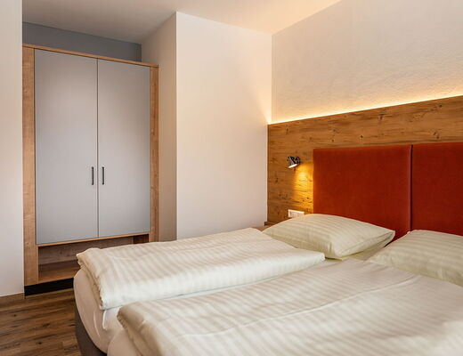 In the double room of apartment B