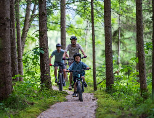 Familienspaß beim Mountainbiken am Singletrack in Haus in Schladming-Dachstein