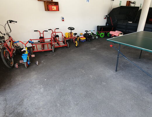 Tretroller, Räder und vieles mehr zum Spielen beim Familienurlaub im 4 Sterne Hotel Moser in Rohrmoos Schladming