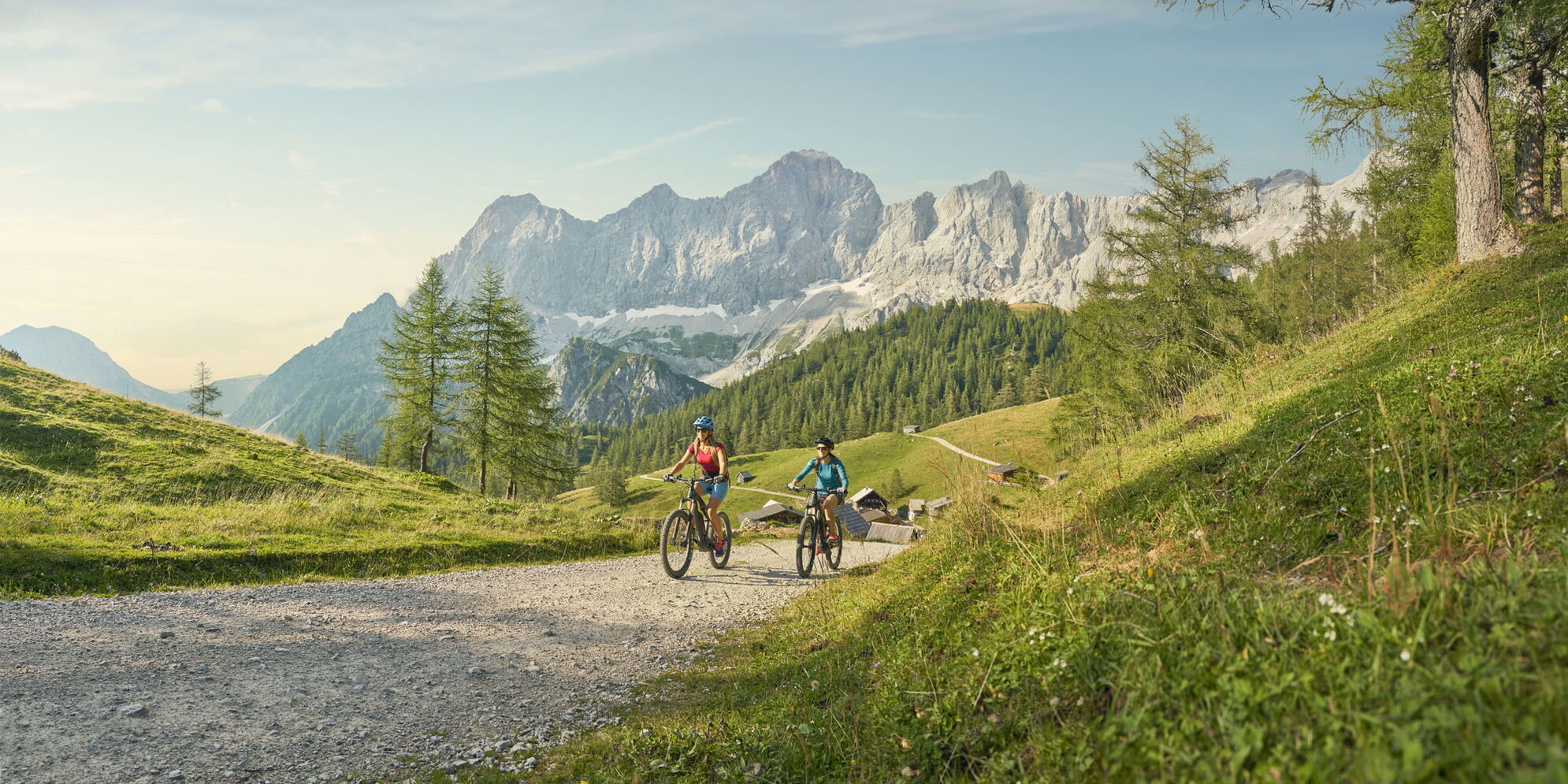 Cyclists with a view of the Dachstein