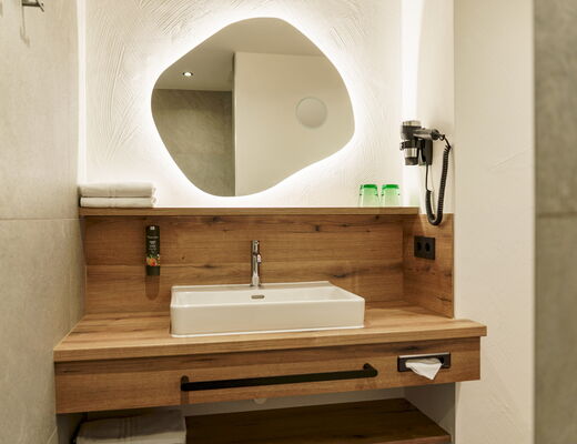 Badezimmer im Doppelzimmer Hochwurzen im 4-Sterne Hotel Moser in Rohrmoos Schladming