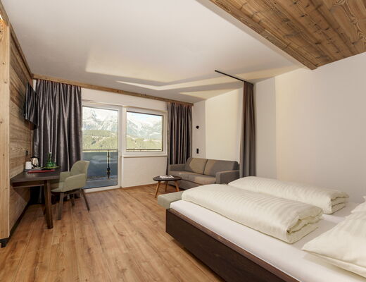 Doppelzimmer Hochwurzen mit Blick zum Balkon im 4-Sterne Hotel Moser in Rohrmoos Schladming