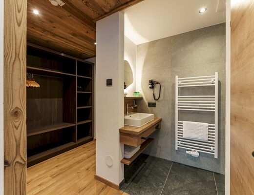 Badezimmer vom gemütlichen modernen Doppelzimmer Hochwurzen im 4 Sterne Hotel Moser in Rohrmoos Schladming