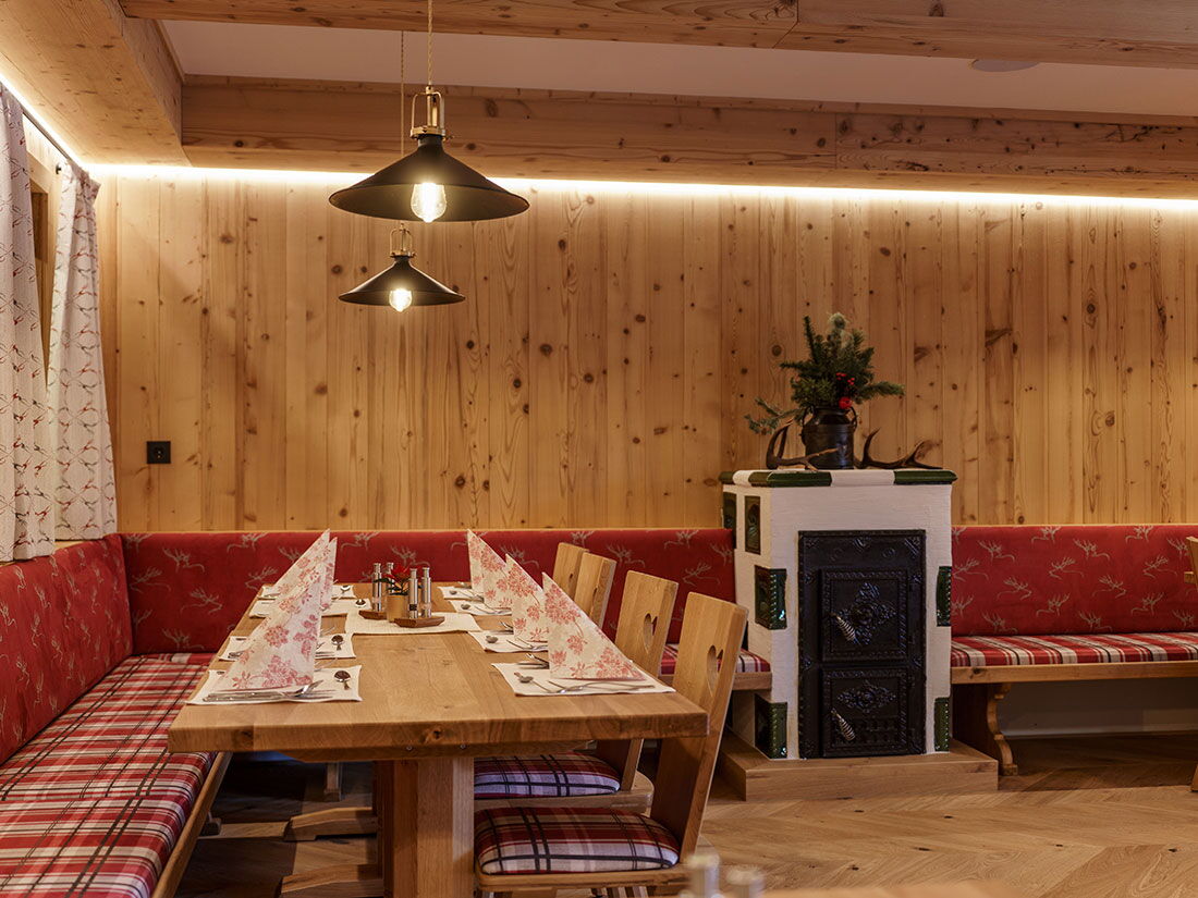 Gedeckter Tisch im gemütlichen Restaurant mit Kachelofen im Hotel Moser in Rohrmoos Schladming
