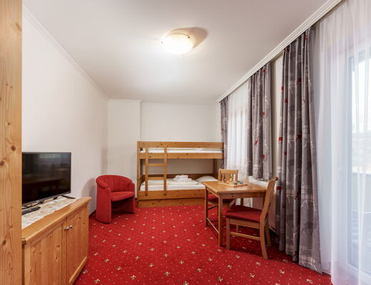 Gemütliches Familienzimmer im 4 Sterne Hotel Moser in Rohrmoos Schladming mit Stockbett