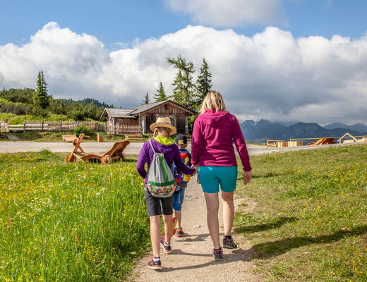 Familie beim Bankerlweg auf der Hochwurzen - kostenloste Fahrt mit der Bergbahn auf die Hochwurzen mit der Schladming-Dachstein Card beim Sommerurlaub im 4 Sterne Hotel Moser in Rohrmoos Schladming
