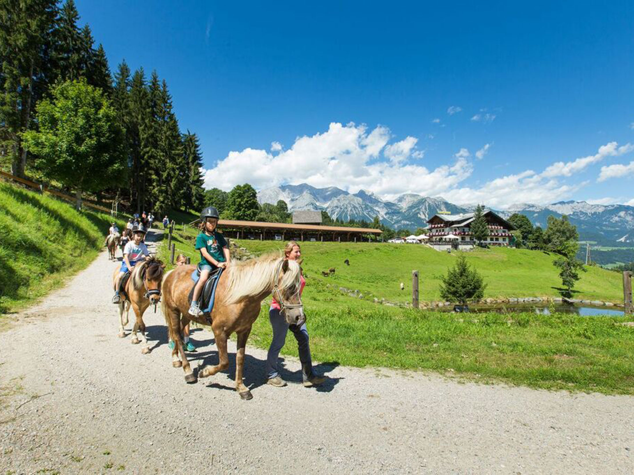 Ausreiten auf einem Reiterhof beim Familienurlaub in der Region Schladming-Dachstein