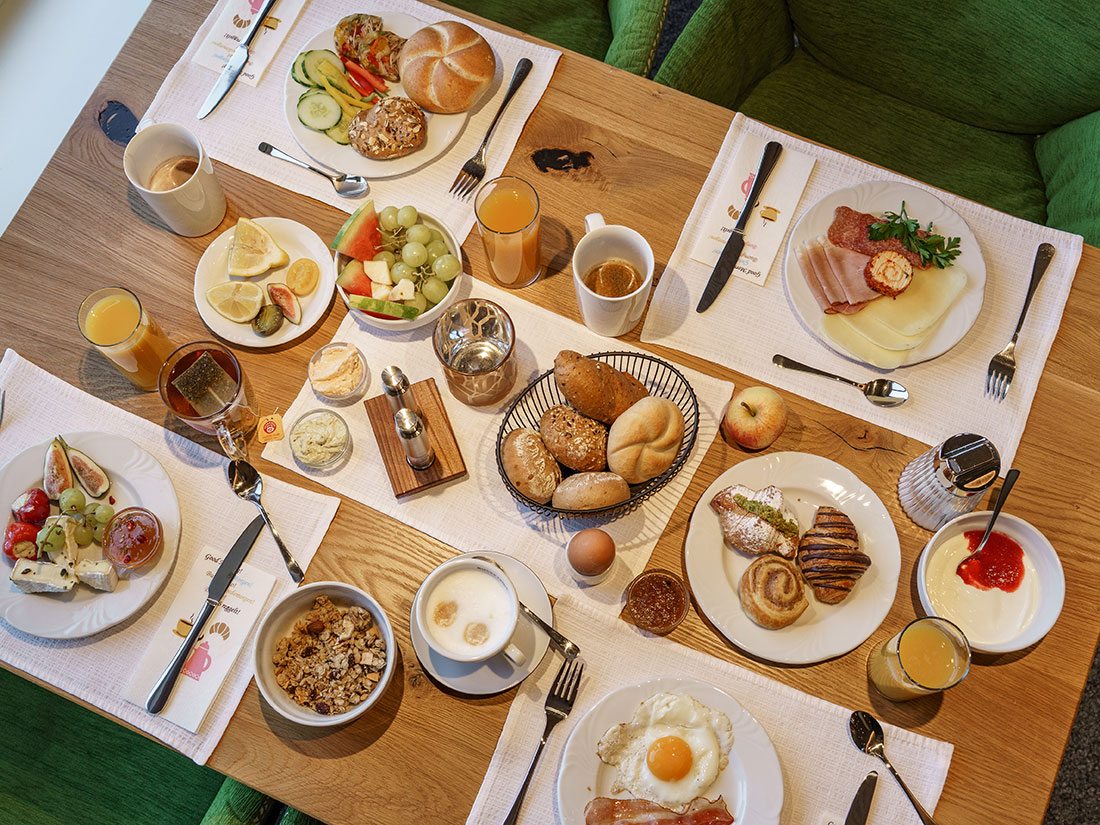 Gedeckter Frühstückstisch im 4 Sterne Hotel Moser in Rohrmoos Schladming